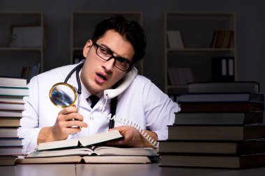 Geceleri üniversite sınavlarına hazırlanan bir tıp öğrencisi.