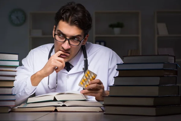 Медичний студент готується до університетських іспитів вночі — стокове фото