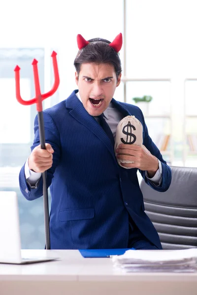 Diabeł zły biznesmen w biurze — Zdjęcie stockowe