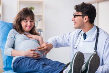 Hamile kadın muayene için doktoru ziyaret ediyor.