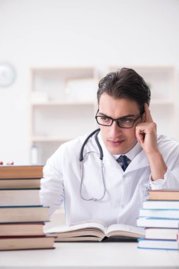 Tıp öğrencisi üniversite sınavlarına hazırlanıyor.