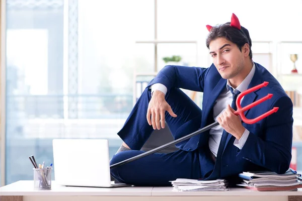 Diavolo arrabbiato uomo d'affari in ufficio — Foto Stock