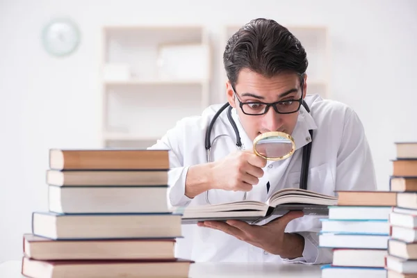 Φοιτητής ιατρικής προετοιμάζεται για τις πανεπιστημιακές εξετάσεις — Φωτογραφία Αρχείου