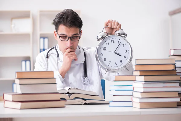 Studente di medicina a corto di tempo per gli esami — Foto Stock