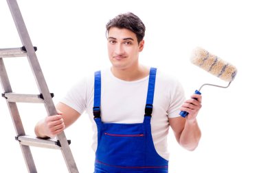 Beyaz arka planda merdiveni olan genç ressam.