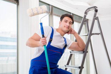 İnşaat alanında çalışan bir boyacı.