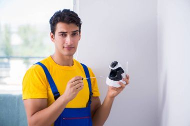 Müteahhit ofise güvenlik kamerası yerleştiriyor.