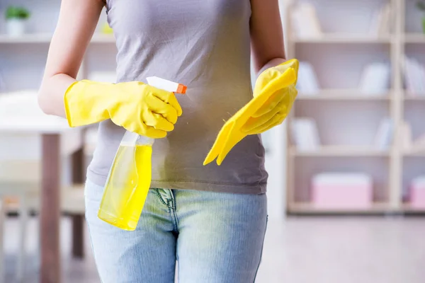 Egy nő takarít otthon. — Stock Fotó