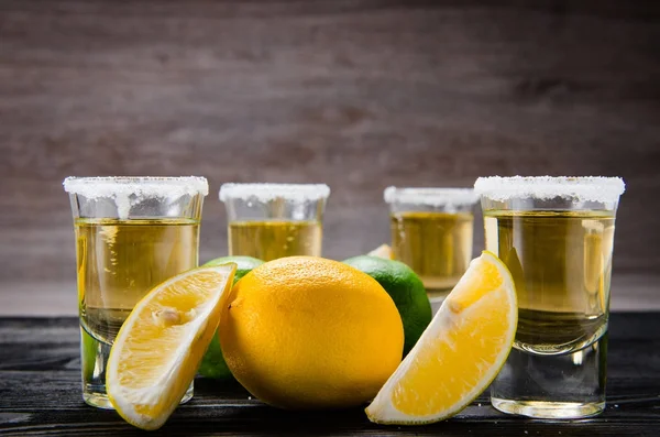 Bebida de tequila servida em copos com limão e sal — Fotografia de Stock