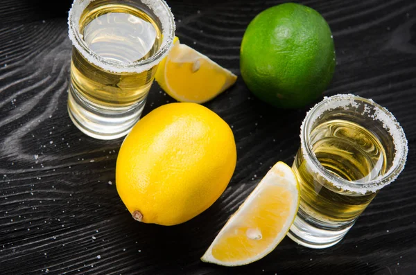 Bebida tequila servida en vasos con lima y sal — Foto de Stock