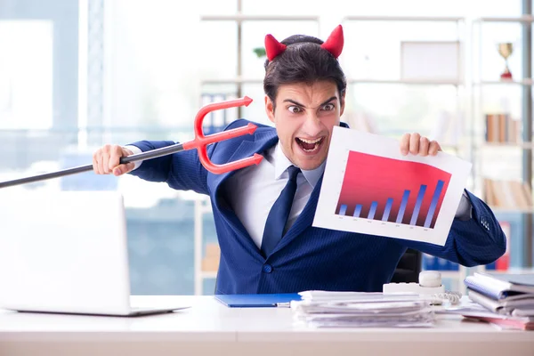 Дьявол сердитый бизнесмен в офисе — стоковое фото