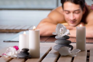 Kaplıca sırasında genç yakışıklı bir adam.