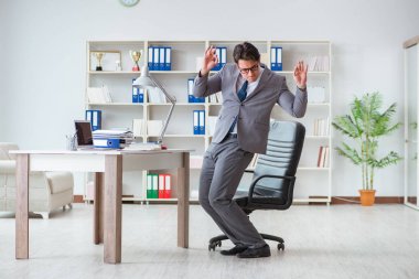 İş adamı işte ara verirken eğleniyor.