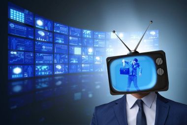Televizyon bağımlısı bir adam.