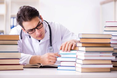 Tıp öğrencisi üniversite sınavlarına hazırlanıyor.