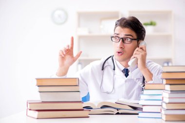 Tıp öğrencisi üniversite sınavlarına hazırlanıyor.