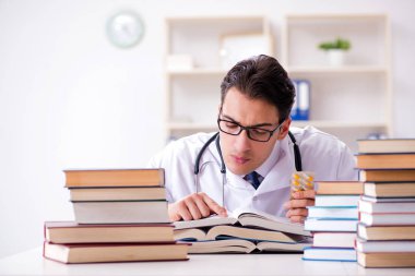 Tıp öğrencisi üniversite sınavlarına hazırlanıyor.