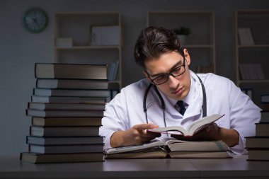 Geceleri üniversite sınavlarına hazırlanan bir tıp öğrencisi.