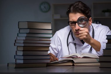 Geceleri üniversite sınavlarına hazırlanan bir tıp öğrencisi.