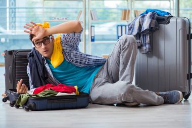 Genç adam tatil için hazırlanıyor.
