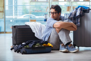 Genç adam tatil için hazırlanıyor.
