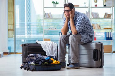 Genç adam tatil için hazırlanıyor.