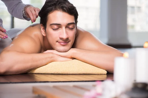 Jonge knappe man tijdens spa procedure — Stockfoto