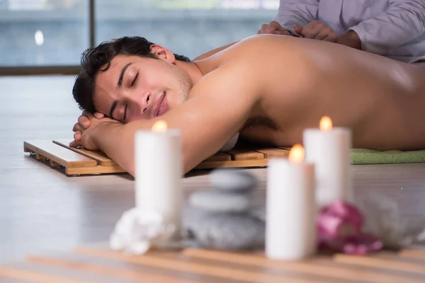 Jeune homme beau pendant la procédure de spa — Photo