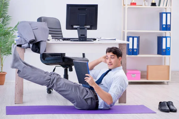 Empresario haciendo deportes en la oficina durante el descanso —  Fotos de Stock