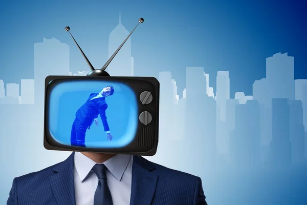 テレビ中毒の概念でテレビの頭を持つ男 — ストック写真