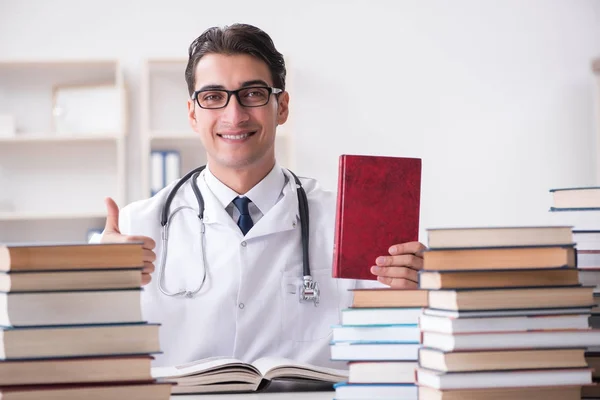 Estudante de medicina se preparando para exames universitários — Fotografia de Stock