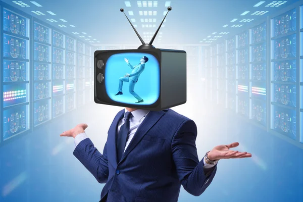 Чоловік з телевізійною головою в концепції телевізійної залежності — стокове фото