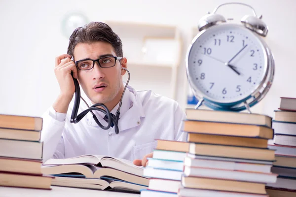 Estudante de medicina a ficar sem tempo para exames — Fotografia de Stock