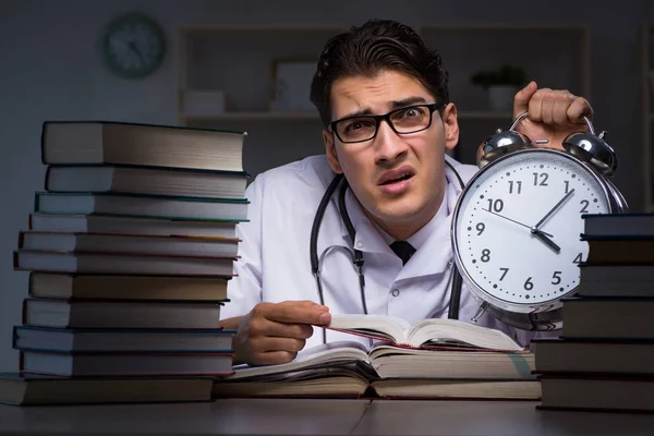 Student medicíny se v noci připravuje na univerzitní zkoušky — Stock fotografie