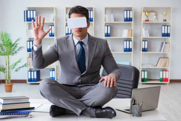 Επιχειρηματίας σε εικονική πραγματικότητα γυαλιά VR διαλογισμό στο γραφείο κορυφή — Φωτογραφία Αρχείου