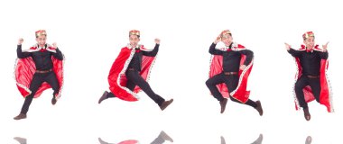 Taçlı bir iş adamı beyazlar içinde.