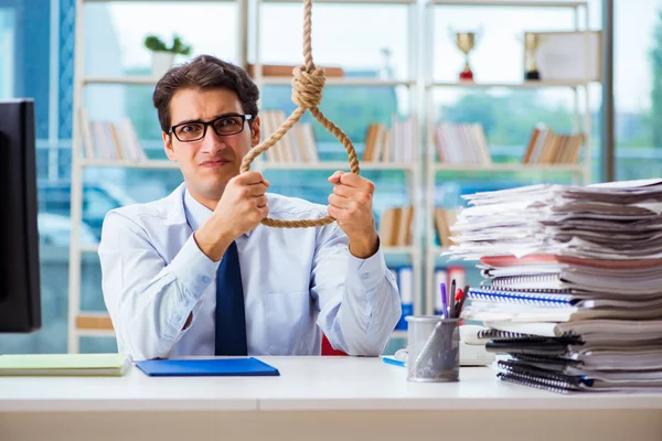 Ongelukkige zakenman die denkt zichzelf op te hangen in het kantoor — Stockfoto