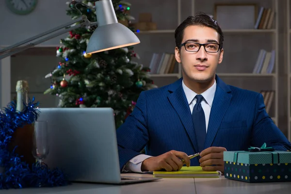 Бізнесмен працює пізно в різдвяний день в офісі — стокове фото