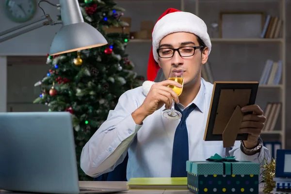 Επιχειρηματίας εργάζεται μέχρι αργά την ημέρα των Χριστουγέννων στο γραφείο — Φωτογραφία Αρχείου