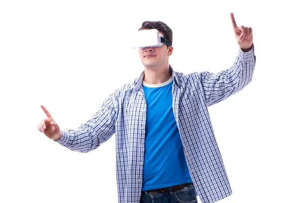 Sanal gerçeklik gözlüğü takan genç adam.