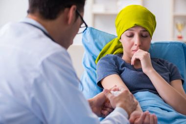 Clini 'de tıbbi konsültasyon için doktoru ziyaret eden kanser hastası.