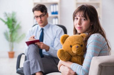 Hasta muayene için psikiyatriste gidiyor.