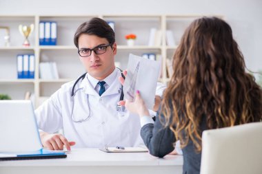 Sağlık sigortası dolandırıcılığı konseptinde genç doktor