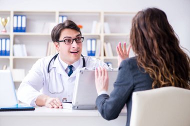 Sağlık sigortası dolandırıcılığı konseptinde genç doktor