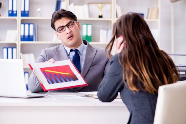 İş adamıyla iş kadını arasındaki iş görüşmesi