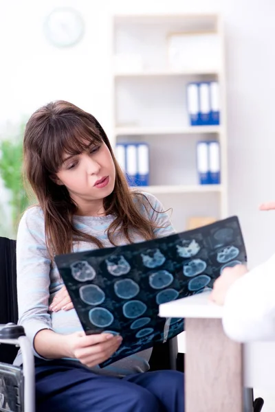 Mulher grávida visitante médico para consulta — Fotografia de Stock