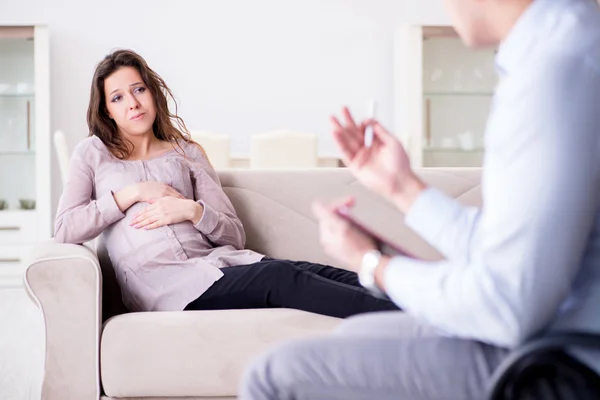 Беременная женщина посещает врача-психолога — стоковое фото