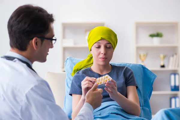 Krebspatient zum Arztbesuch in Kliniken — Stockfoto