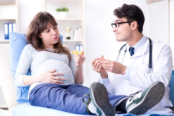 Hamile kadın muayene için doktoru ziyaret ediyor. — Stok fotoğraf