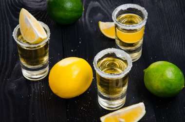 Limonlu ve tuzlu bardakta servis edilen tekila içeceği.